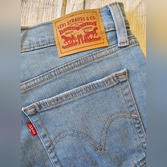 Levi's Women's Size 28 High Rise Shorts Denim Raw Hem Light Wash Summer Festival - Picture 3 of 9